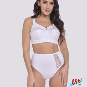 Modelka w białym komplecie bielizny, biustonosz zapinany z przodu na suwak, wysokie figi