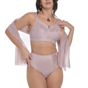 modelka w komplecie bielizny