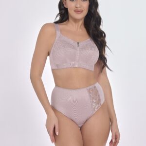 modelka w komplecie bielizny