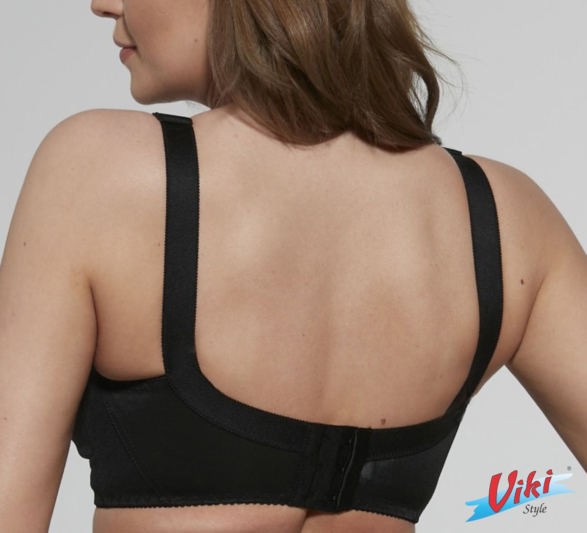 tył czarnego biustonosza z zapięciem na trzy haftki