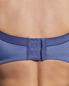 tył biustonosza z zapięciem na haftki